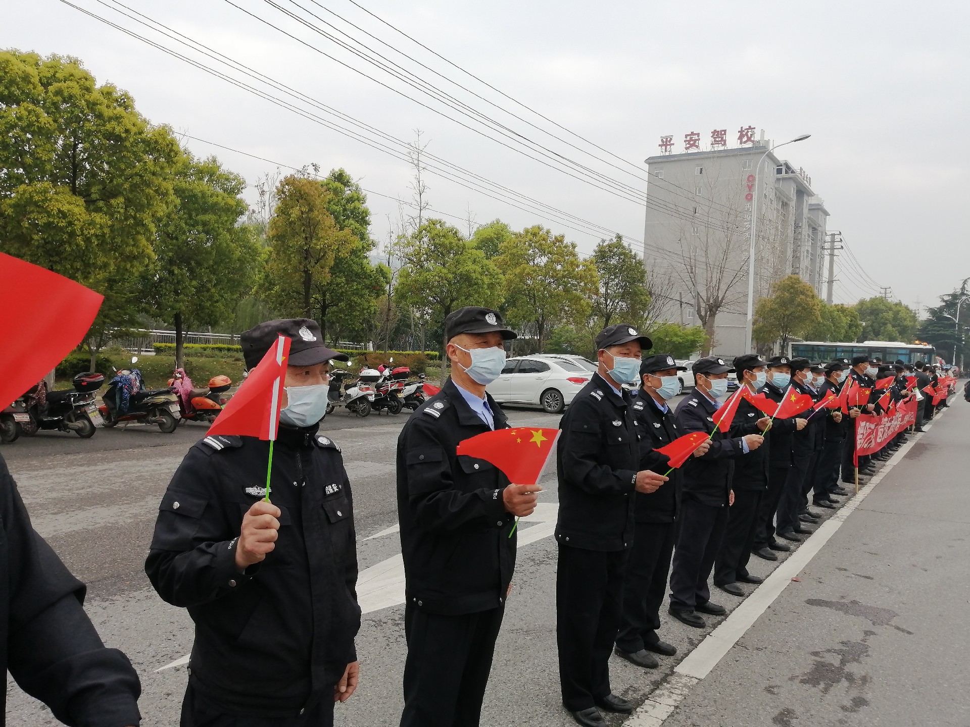 百佳物業(yè)黨支部組織公司黨員、入黨積極分子和百佳物業(yè)的佳人們?yōu)樵鹾厢t(yī)療隊(duì)送行