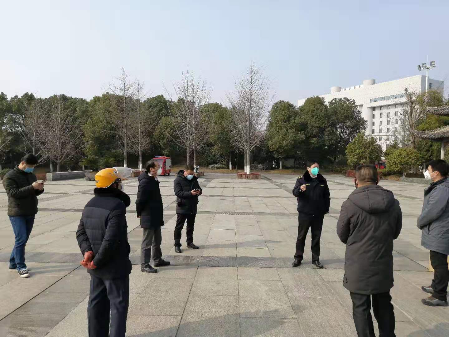 百佳保安公司董事長瞿全勝向遺愛湖風(fēng)景區(qū)管理處負(fù)責(zé)人匯報疫情期間的防護(hù)安保工作