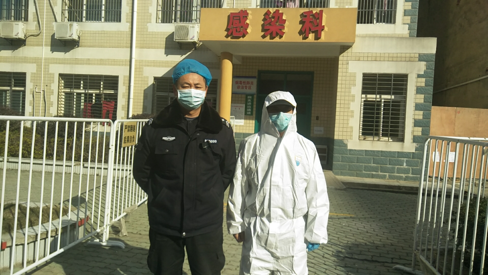 浠水縣人民醫(yī)院保安在疫情期間，擔(dān)負(fù)著感染科及整個(gè)院區(qū)的安保任務(wù)，承擔(dān)著護(hù)送病人檢查、送餐、各區(qū)域消殺毒等重要工作
