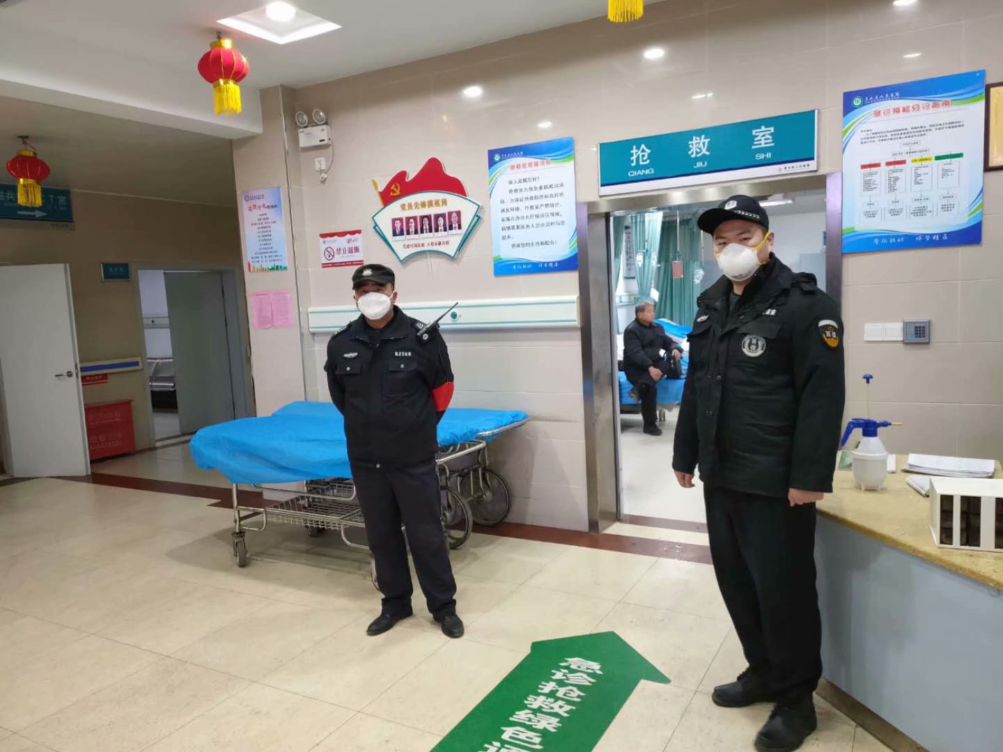 浠水縣人民醫(yī)院保安在疫情期間，擔(dān)負(fù)著感染科及整個(gè)院區(qū)的安保任務(wù)，承擔(dān)著護(hù)送病人檢查、送餐、各區(qū)域消殺毒等重要工作