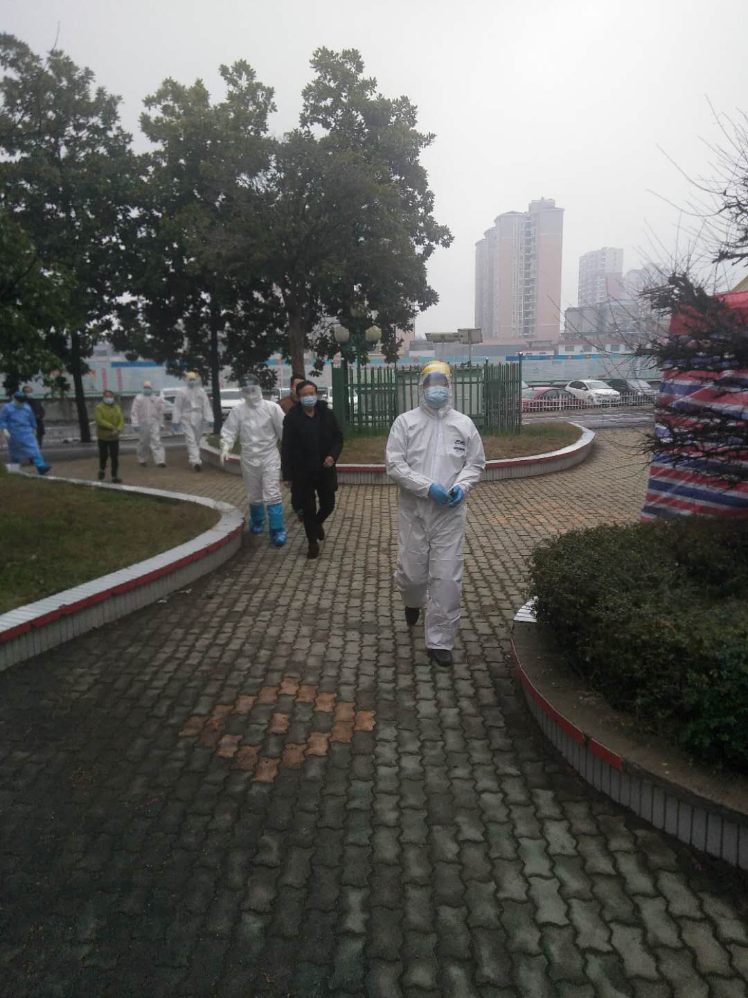 浠水縣人民醫(yī)院保安在疫情期間，擔(dān)負(fù)著感染科及整個(gè)院區(qū)的安保任務(wù)，承擔(dān)著護(hù)送病人檢查、送餐、各區(qū)域消殺毒等重要工作